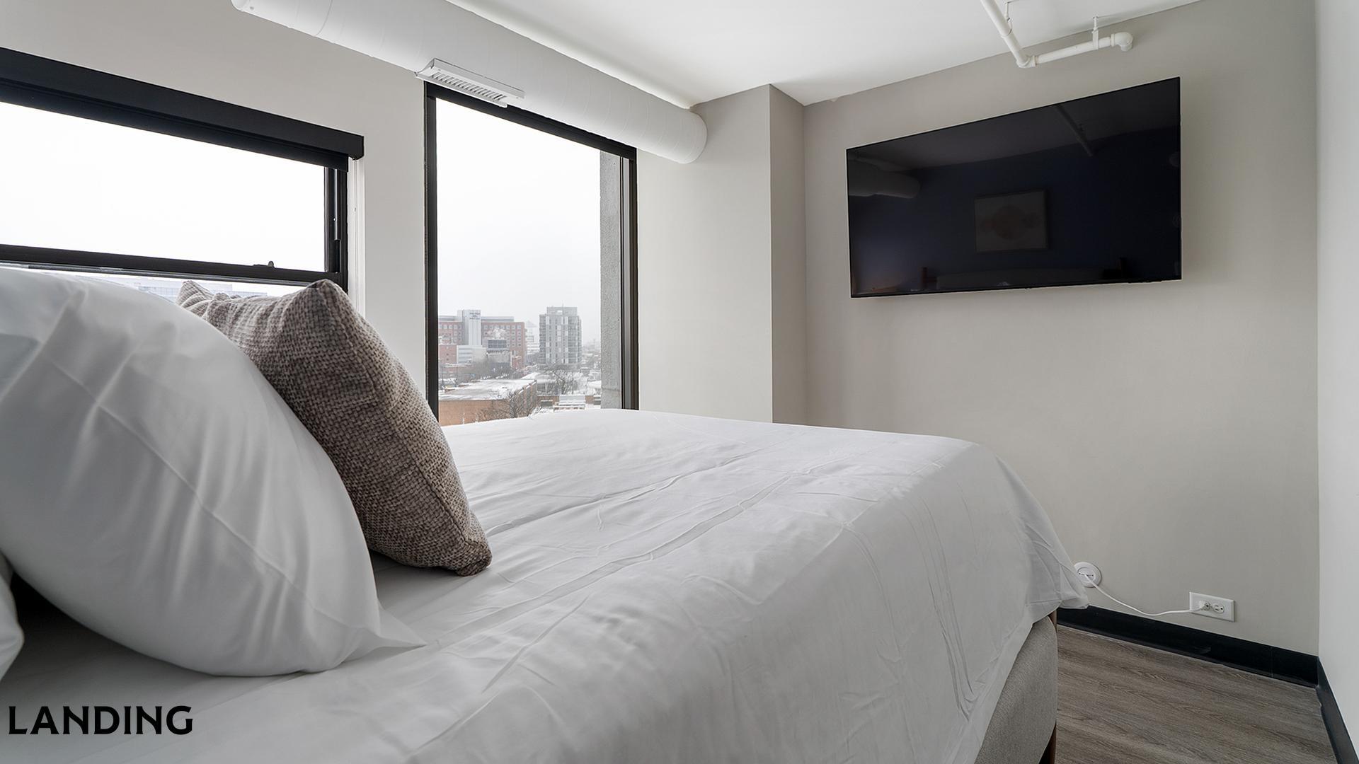 Building Photo - 1922 W Ogden Ave