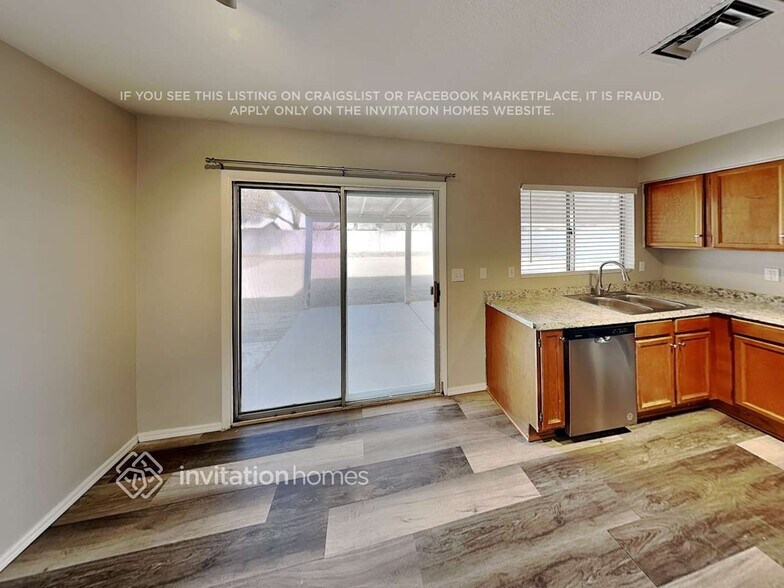 Building Photo - 8638 W Lawrence Ln