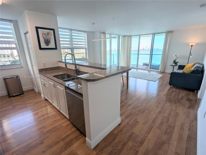 Building Photo - 1155 Brickell Bay Dr