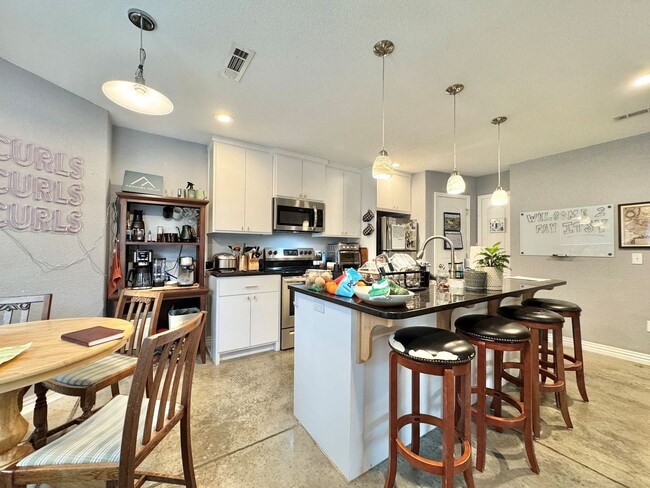 Building Photo - New 2 bedroom duplex, 2 car garage, quiet neighborhood, all appliances