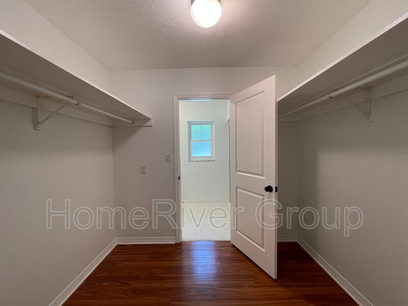 Building Photo - 2105 W Country Club Dr