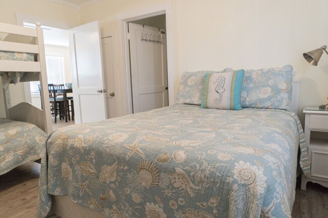 Building Photo - Charming Beach-Front 4bd Home