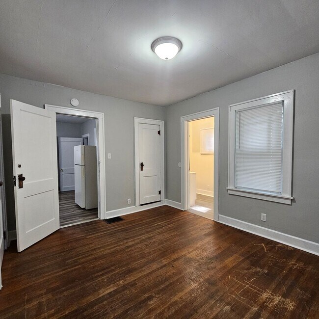 Building Photo - 1223 E 10th St