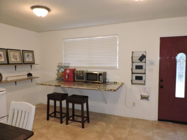 Building Photo - Convenient location!