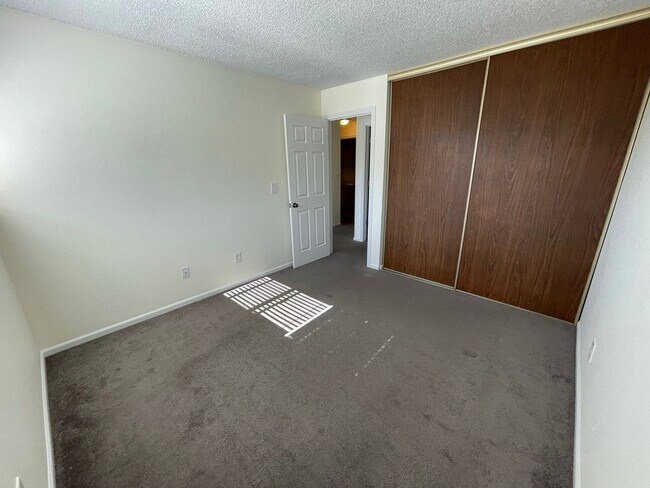 Building Photo - Application Pending - 2 Bedroom Condo for Rent - Hood River