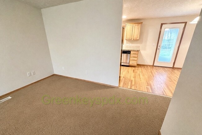 Building Photo - 100$ OFF FIRST MONTHS RENT IF A LEASE IS SIGNED BY 3/17