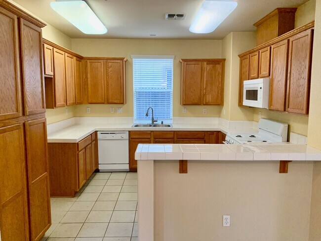 Building Photo - Beautiful Brentwood home with bed and full bath downstairs