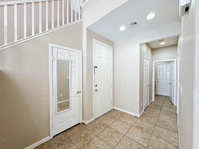 Building Photo - 3 Primary Bedrooms + Loft in Mountain's Ed...