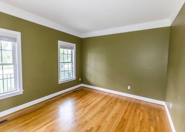 Building Photo - Huge house with vaulted ceilings and fenced in rear yard