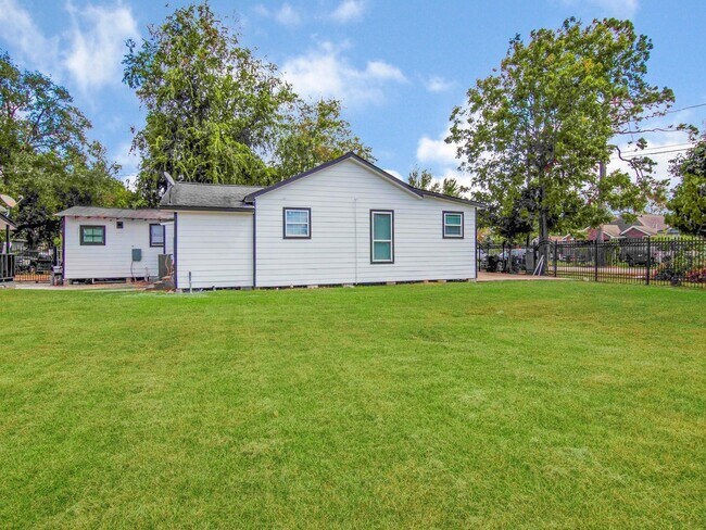 Building Photo - 723 Doverside St