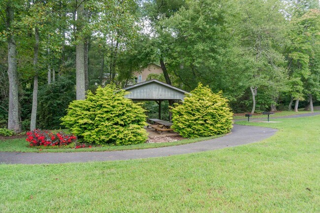 Building Photo - Beautiful 3-Bed/3.5-Bath Home in Gated Fai...