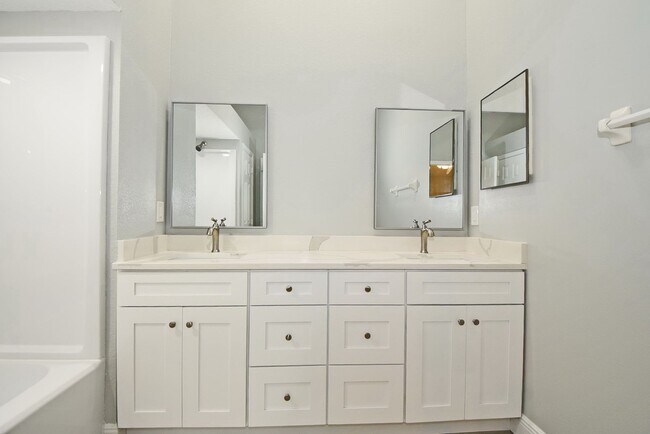 Building Photo - Beautiful Home in Alafaya Woods Totally Re...
