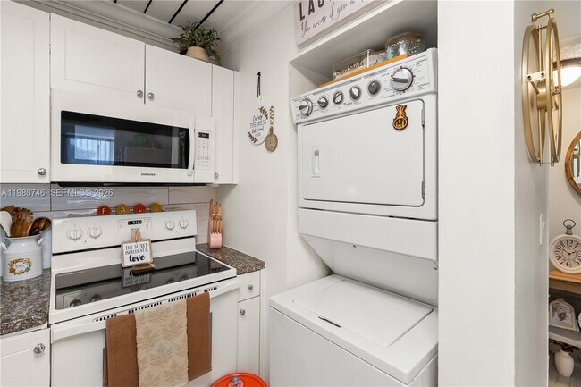 Building Photo - 10000 NW 80th Ct