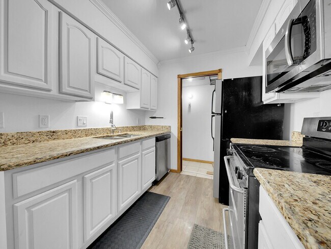 Building Photo - $1,440.95 with $300.00 OFF the FIRST MONTH'S RENT - 2 Bedrooms, 1 Bathroom, Condo in Lakewood wit...