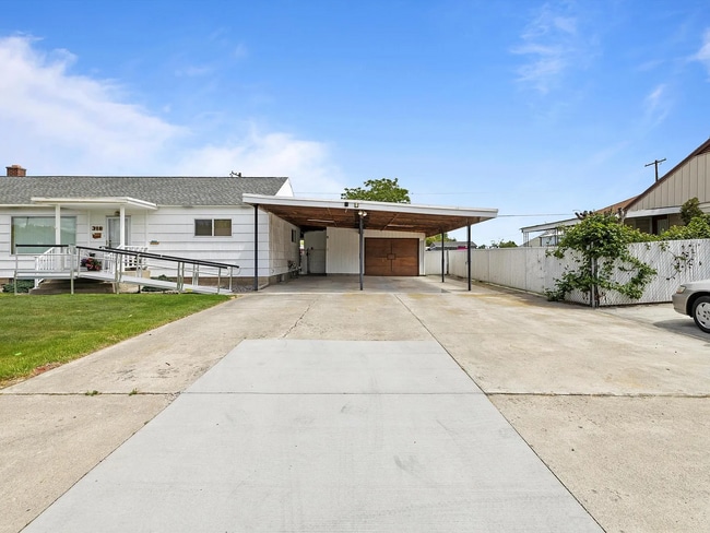 Building Photo - 318 Abert Ave