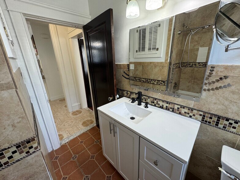 Building Photo - 653 Pleasant Valley Pky