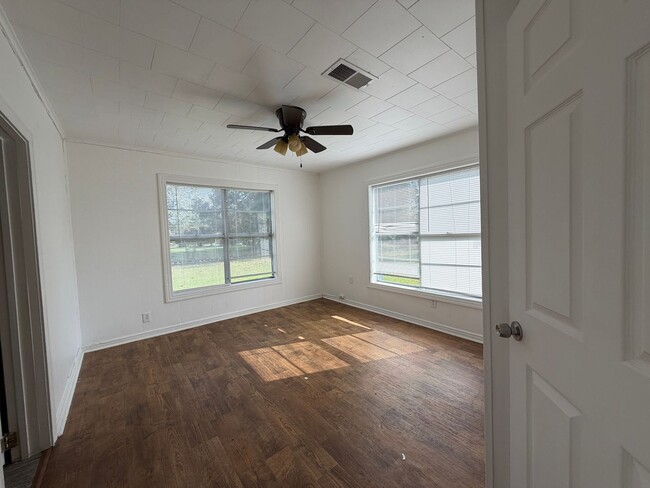 Building Photo - Spacious yard-3/2 available now!