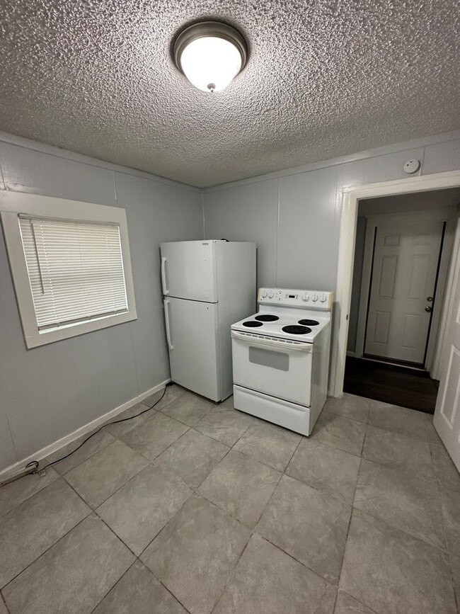 Building Photo - Fully Renovated 2/1 Single Family Available Now!