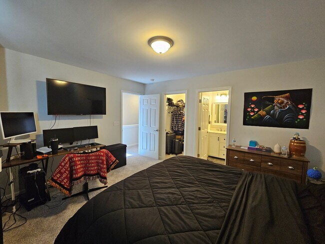 Building Photo - Newer Construction, 3 Bedroom Townhome!