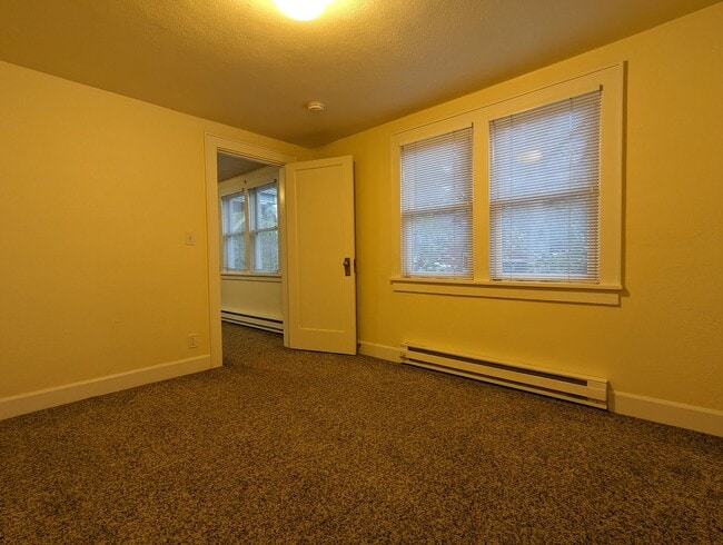 Building Photo - Spacious 2-Bedroom, 1-bath Home Close To Owen Rose Gardens!