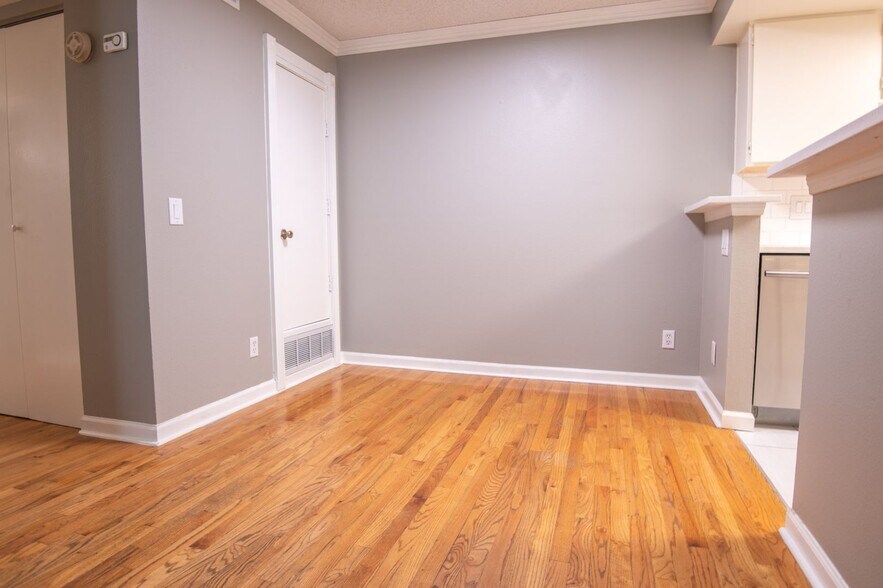 Building Photo - 8555 Fairmount Dr