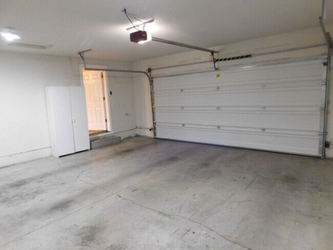 Building Photo - 3Bd/2Ba Single Story Home - Available to View!