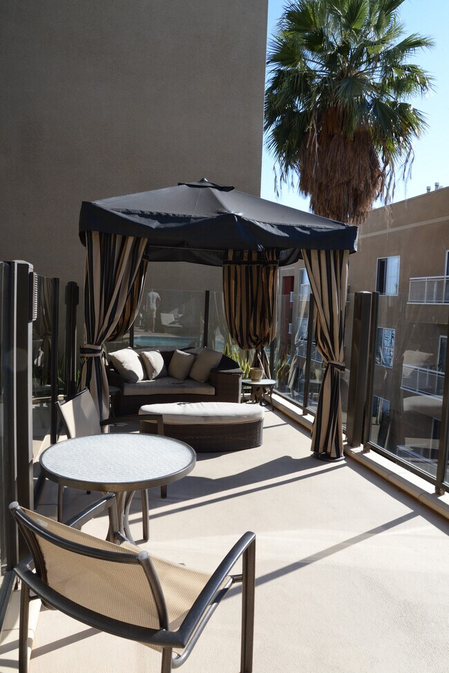 Building Photo - 7320 Hawthorn Ave