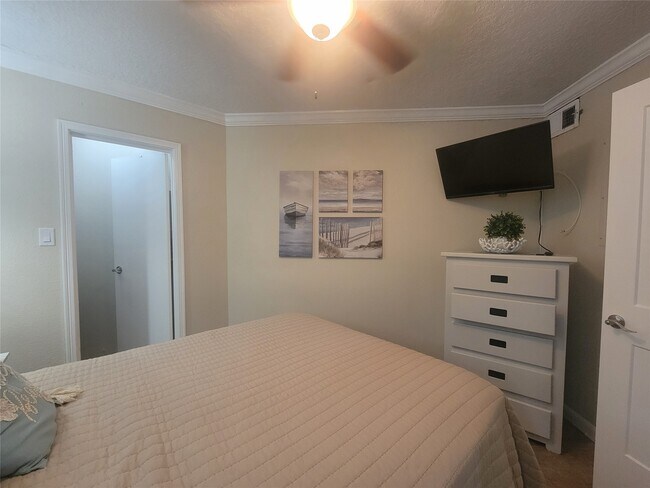 Building Photo - 6300 Seawall Blvd