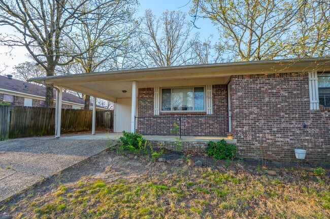 Building Photo - Large Backyard in North Little Rock