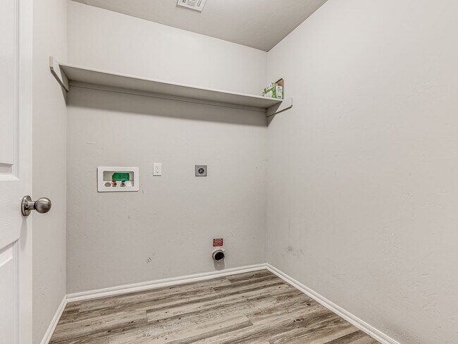 Building Photo - Cute home in Mustang schools + 3 bedrooms + 2 bathrooms