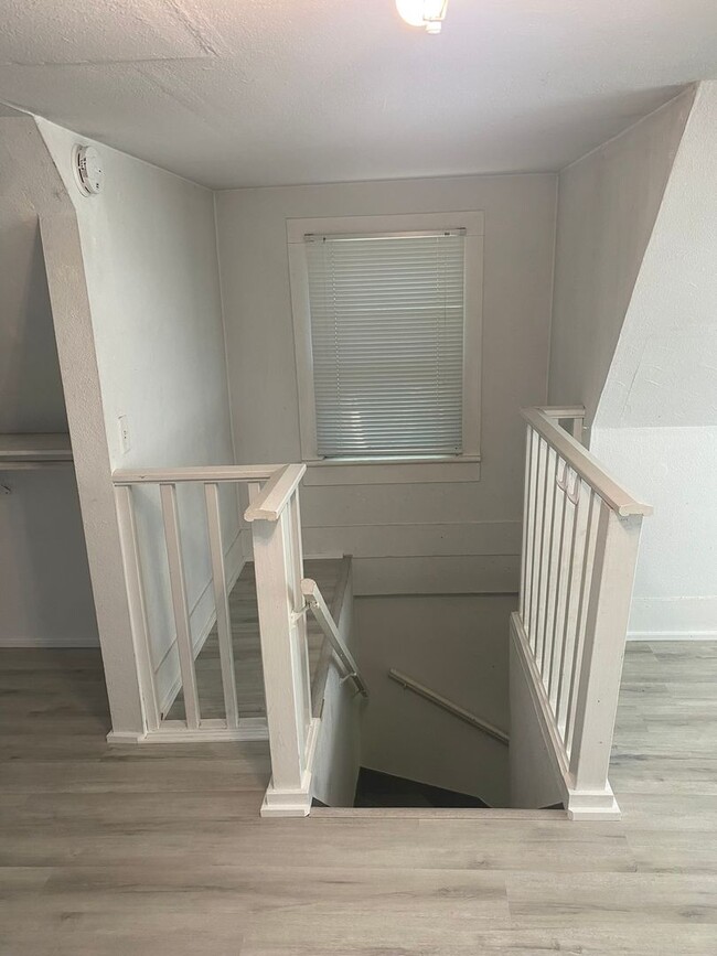 Building Photo - Recently updated - 4 Bedroom, 1 bath home ...