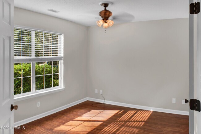 Building Photo - 25 Robin Way