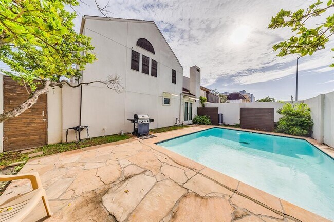 Building Photo - 2819 Bering Dr