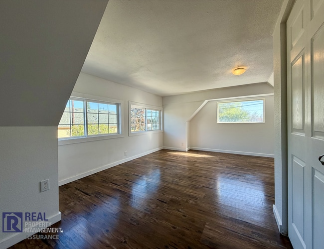 Building Photo - Updated 3-Bedroom Home with Fenced Backyard in Beaverton