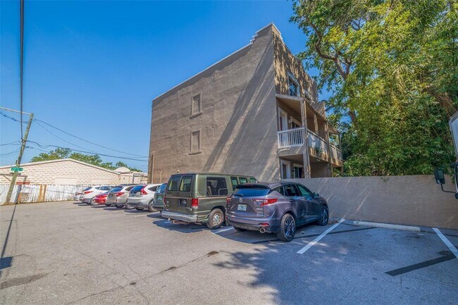 Building Photo - 330 Lang Ct N