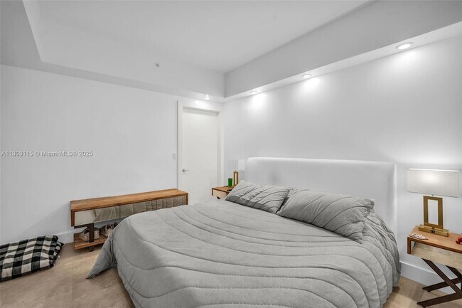 Building Photo - 765 Crandon Blvd