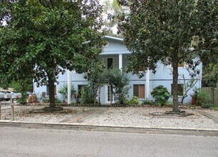Building Photo - 2BR/1BA Flat Biking/Walking Distance to UF...