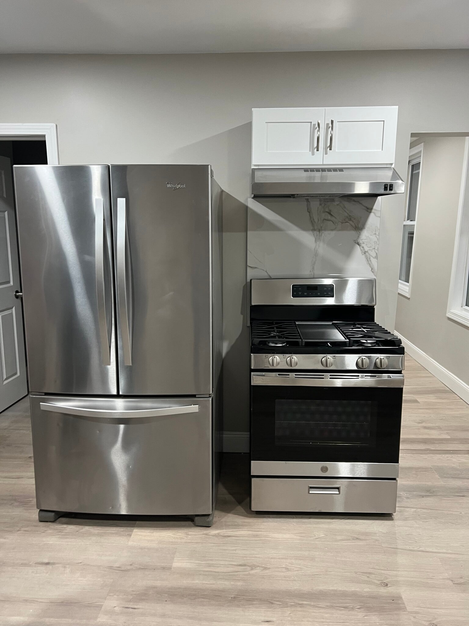 Kitchen w/ appliances - 49 Waverly St