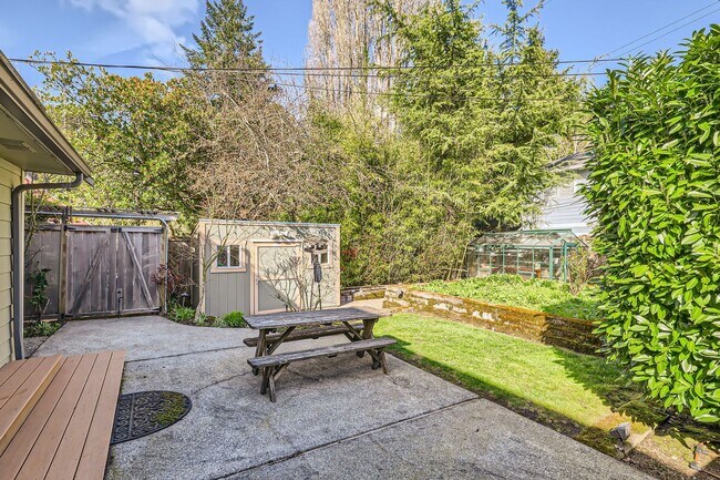 Building Photo - Charming Seattle Home in Seattle's Wedgwood Neighborhood - Furnished