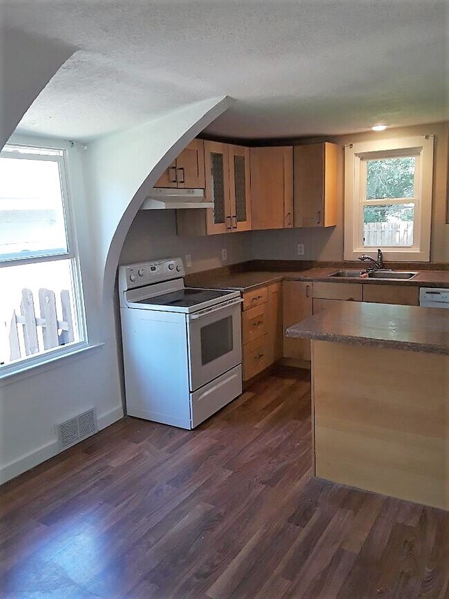 Building Photo - 376 S Pierson Ave