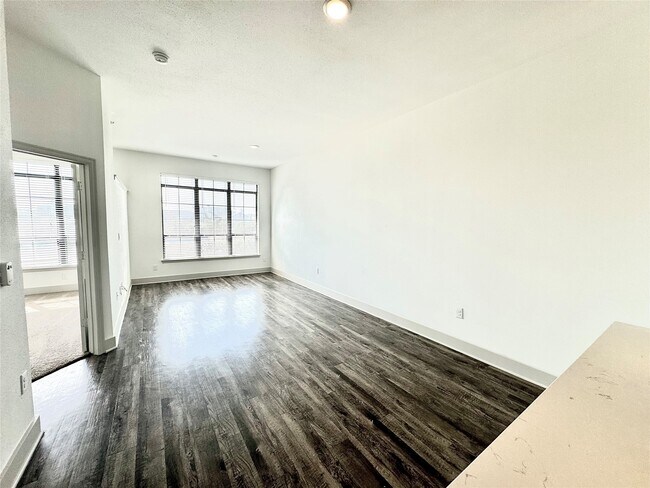 Building Photo - 2222 Smith St