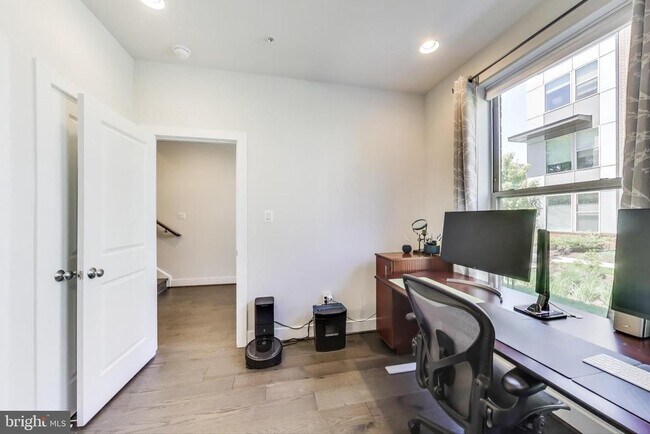 Building Photo - 5004 Oakmoore Dr