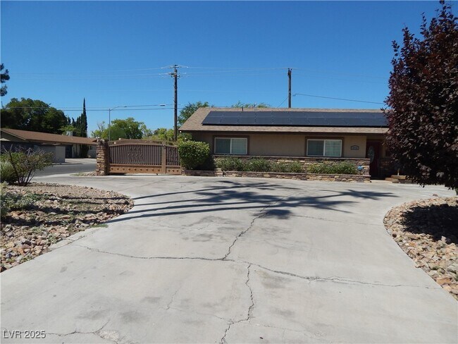 Building Photo - 2712 W Oakey Blvd