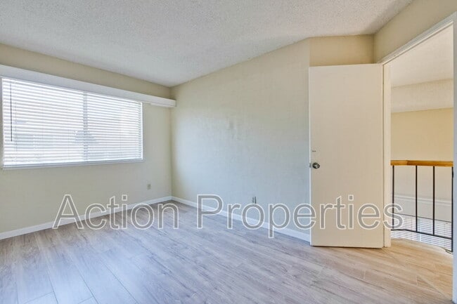 Building Photo - 1999 Garden Bing Cir