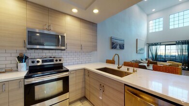 Building Photo - Bright 3 Bed 2 Bath Condo Available for Lo...