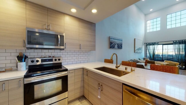 Building Photo - Bright 3 Bed 2 Bath Furnished Condo Available for Long Term Lease