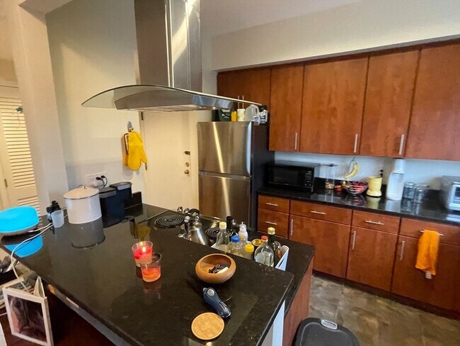 Building Photo - 110 Strathmore Rd