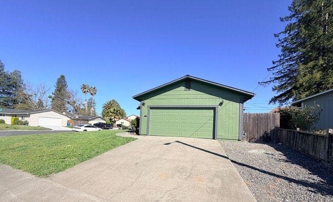 Building Photo - Newly Refreshed 3BD/2BA Home with Spacious Living Areas