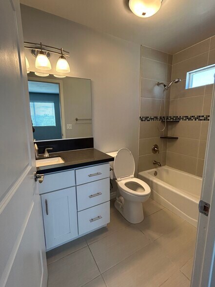 Downstairs en-suite bathroom - 8422 Glider Ave