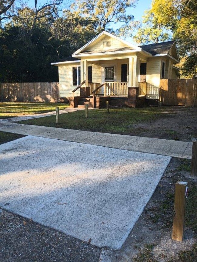 Primary Photo - 502 Williams St